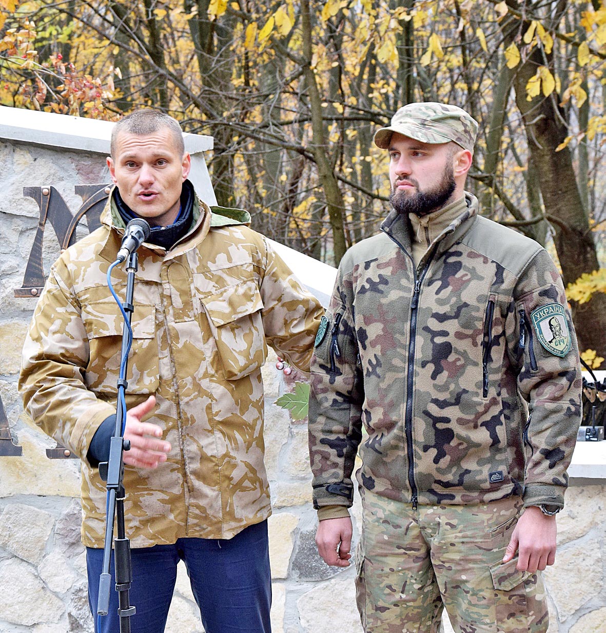 Ветеран нинішньої російсько-української війни львів’янин Олександр Гергерт (ліворуч) тримає слово разом з побратимом